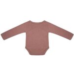 Dit mooie romper met lange mouw Burlwood komt uit de collectie van Little Indians. Het rompertje heeft een overslag en drukkertjes tussen de beentjes.