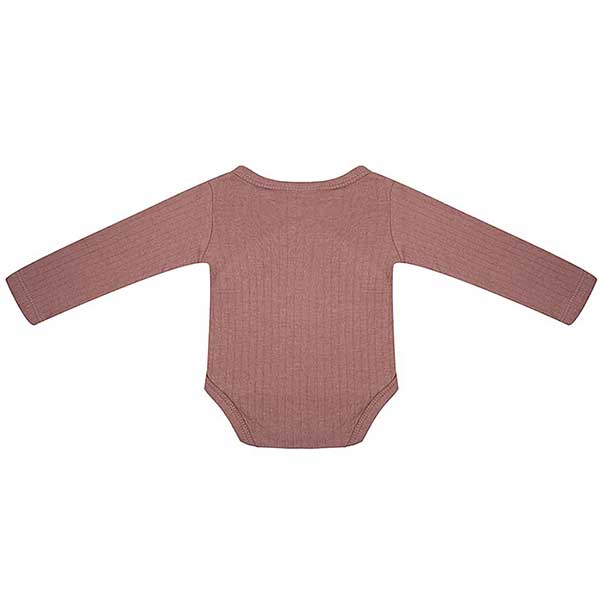 Dit mooie romper met lange mouw Burlwood komt uit de collectie van Little Indians. Het rompertje heeft een overslag en drukkertjes tussen de beentjes.
