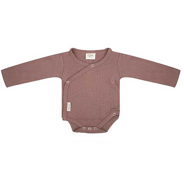 Dit mooie romper met lange mouw Burlwood komt uit de collectie van Little Indians. Het rompertje heeft een overslag en drukkertjes tussen de beentjes.