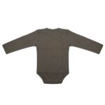 Deze mooie romper met lange mouw Rib Dusty Olive komt uit de collectie van Little Indians. Het rompertje heeft een overslag en drukkertjes tussen de beentjes. Gemaakt van biologisch katoen.