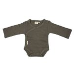 Deze mooie romper met lange mouw Rib Dusty Olive komt uit de collectie van Little Indians. Het rompertje heeft een overslag en drukkertjes tussen de beentjes. Gemaakt van biologisch katoen.