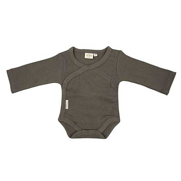 Deze mooie romper met lange mouw Rib Dusty Olive komt uit de collectie van Little Indians. Het rompertje heeft een overslag en drukkertjes tussen de beentjes. Gemaakt van biologisch katoen.