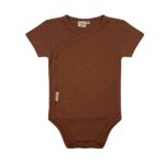Dit mooie romper korte mouw Amber Brown komt uit de collectie van Little Indians. Het rompertje heeft een overslag en drukkertjes tussen de beentjes.