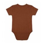 Dit mooie romper korte mouw Amber Brown komt uit de collectie van Little Indians. Het rompertje heeft een overslag en drukkertjes tussen de beentjes.