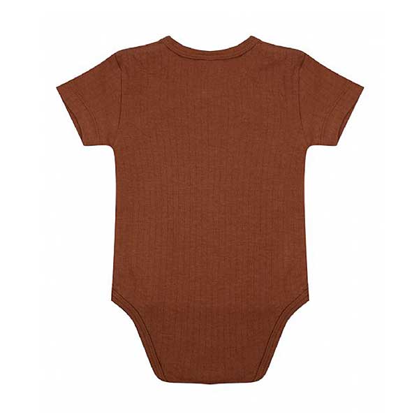 Dit mooie romper korte mouw Amber Brown komt uit de collectie van Little Indians. Het rompertje heeft een overslag en drukkertjes tussen de beentjes.