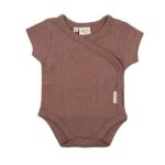 Dit mooie romper korte mouw Burlwoord komt uit de collectie van Little Indians. Het rompertje heeft een overslag en drukkertjes tussen de beentjes.