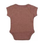 Dit mooie romper korte mouw Burlwoord komt uit de collectie van Little Indians. Het rompertje heeft een overslag en drukkertjes tussen de beentjes.