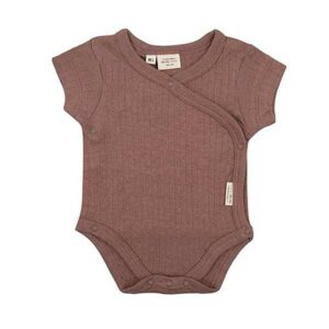 Dit mooie romper korte mouw Burlwoord komt uit de collectie van Little Indians. Het rompertje heeft een overslag en drukkertjes tussen de beentjes.
