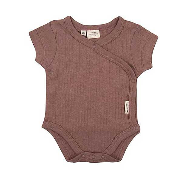 Dit mooie romper korte mouw Burlwoord komt uit de collectie van Little Indians. Het rompertje heeft een overslag en drukkertjes tussen de beentjes.
