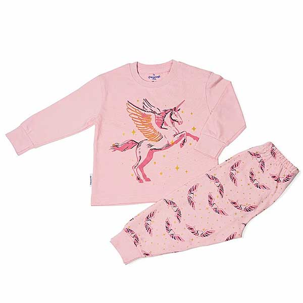 Een leuke roze pyjama van het merk Fun2Wear voorzien van een mooie print van een unicorn - eenhoorn - en een hart met vleugels. Het broekje heeft een print van vleugels.