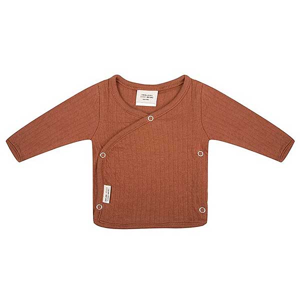 Dit mooie shirt lange mouw Amber Brown komt uit de collectie van Little Indians. Het shirtje heeft een overslagsluiting. Gemaakt van biologisch katoen.