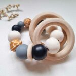 Deze mooie handgemaakte bijtring Jaxx helpt je kleintje bij het doorkomen van de tandjes maar daarnaast is het ook nog een leuk speeltje. De kralen zijn gemaakt in de kleur zwart, grijs, wit & giraffeprint.
