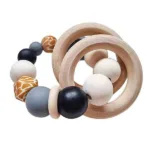 Deze mooie handgemaakte bijtring Jaxx helpt je kleintje bij het doorkomen van de tandjes maar daarnaast is het ook nog een leuk speeltje. De kralen zijn gemaakt in de kleur zwart, grijs, wit & giraffeprint.