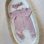 Een heerlijk zacht boxpakje Big Rib Pink van soepele rib tricot komt uit de collectie van Little Adventure. Het boxpakje heeft geen voetjes.