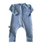 Een heerlijk zacht boxpakje Big Rib Blauw, zonder voetjes, van soepele tricot met een rib motief uit de collectie van Little Adventure.