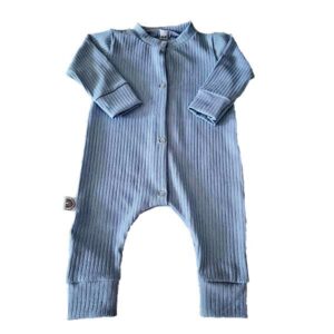 Een heerlijk zacht boxpakje Big Rib Blauw, zonder voetjes, van soepele tricot met een rib motief uit de collectie van Little Adventure.