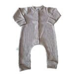 Een heerlijk zacht boxpakje Rib Toffee van soepele rib tricot komt uit de collectie van Little Adventure. Het boxpakje heeft geen voetjes.