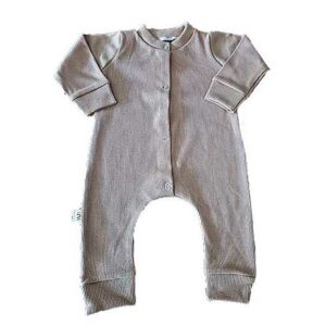 Een heerlijk zacht boxpakje Rib Toffee van soepele rib tricot komt uit de collectie van Little Adventure. Het boxpakje heeft geen voetjes.