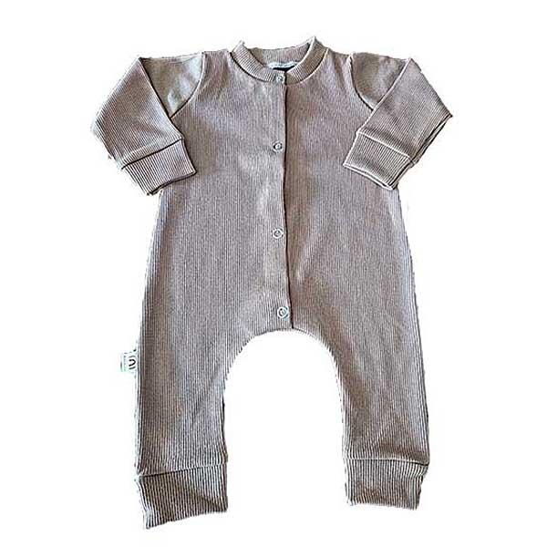 Een heerlijk zacht boxpakje Rib Toffee van soepele rib tricot komt uit de collectie van Little Adventure. Het boxpakje heeft geen voetjes.