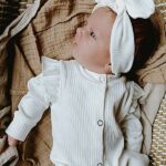 Een heerlijk zacht boxpakje Ruffle Big Rib White, zonder voetjes, van soepele rib tricot komt uit de collectie van Little Adventure. Het boxpakje heeft geen voetjes.