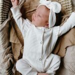 Een heerlijk zacht boxpakje Ruffle Big Rib White, zonder voetjes, van soepele rib tricot komt uit de collectie van Little Adventure. Het boxpakje heeft geen voetjes.