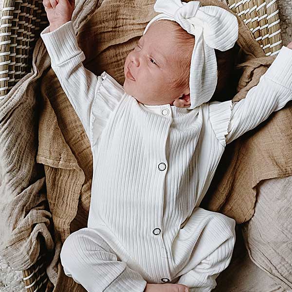 Een heerlijk zacht boxpakje Ruffle Big Rib White, zonder voetjes, van soepele rib tricot komt uit de collectie van Little Adventure. Het boxpakje heeft geen voetjes.