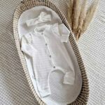 Een heerlijk zacht boxpakje Ruffle Big Rib White, zonder voetjes, van soepele rib tricot komt uit de collectie van Little Adventure. Het boxpakje heeft geen voetjes.