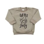 Deze mooie sweater met lange mouw in de kleur zand met de tekst Little Boss Lady komt uit de collectie van Little Adventure.