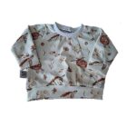 Dit mooie ecru shirt met lange mouw Schildpad komt uit de collectie van Little Adventures. Het shirtje heeft een drukker sluiting op de schouder. Gemaakt van biologisch katoen.