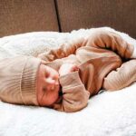 Een heerlijk zacht boxpakje Rib Toffee van soepele rib tricot komt uit de collectie van Little Adventure. Het boxpakje heeft geen voetjes.