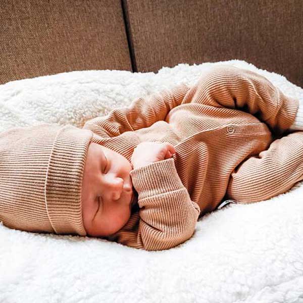 Een heerlijk zacht boxpakje Rib Toffee van soepele rib tricot komt uit de collectie van Little Adventure. Het boxpakje heeft geen voetjes.