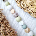 Happy by Lies speenkoord Otis met kralen in groen, blauw, wit en houtkleur