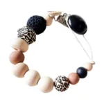 Deze stoere speenkoord Suki van Just Cute is gemaakt van hout, katoen en siliconen. Geschikt voor jouw stoere dametje.