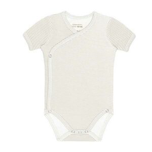 Deze mooie romper korte mouw Small Grey Stripe komt uit de collectie van Little Indians. Het rompertje heeft een overslag en drukkertjes tussen de beentjes.