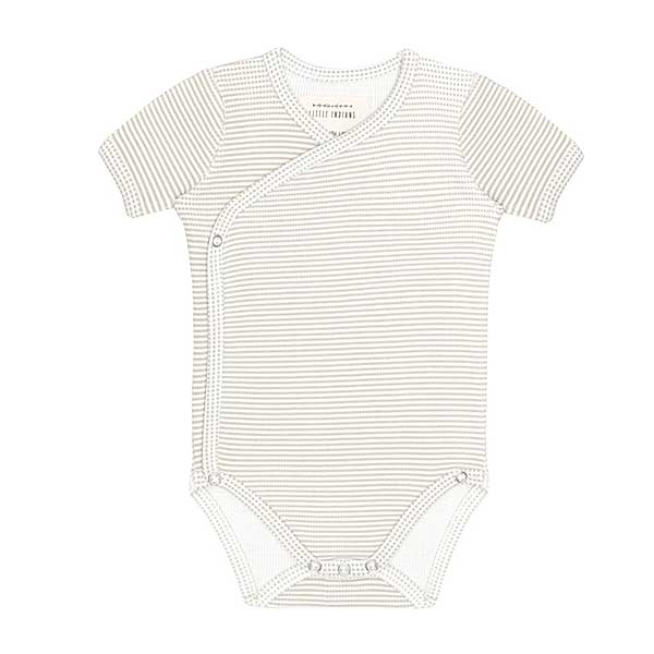 Deze mooie romper korte mouw Small Grey Stripe komt uit de collectie van Little Indians. Het rompertje heeft een overslag en drukkertjes tussen de beentjes.
