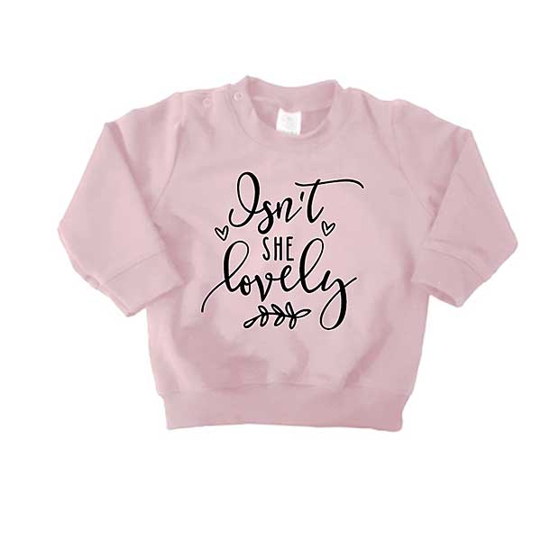 Deze mooie, zachte roze sweater met lange mouw en de zwarte tekst Isn't She Lovely komt uit de collectie van Little Adventure.