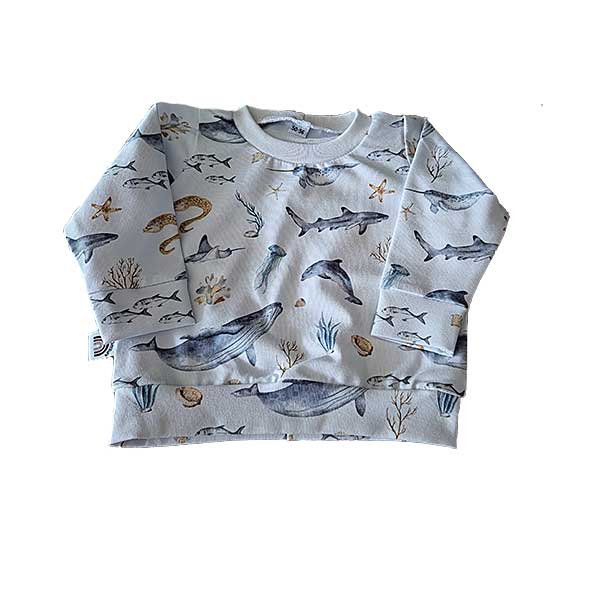 Dit mooie witte shirt lange mouw Zeedieren komt uit de collectie van Little Adventures. Het shirtje heeft zeedierenprint en een drukker sluiting op de schouder. Gemaakt van biologisch katoen.