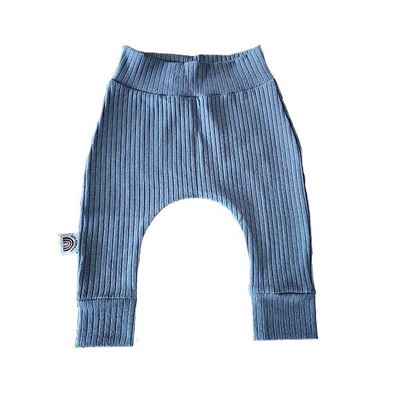 Dit mooie broekje Big Rib Blauw komt uit de collectie van Little Adventures. De broeksband van het broekje is elastisch. Gemaakt van biologisch katoen.