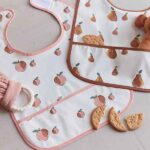 Waterproof slabben Pear van Jollein met all over perenprint en lichtbruine bies geleverd als set van twee stuks