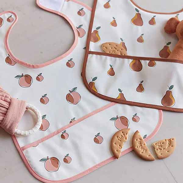 Waterproof slabben Pear van Jollein met all over perenprint en lichtbruine bies geleverd als set van twee stuks
