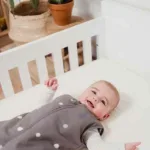 Een heerlijke slaapzak in de kleur grijs uit de collectie van Briljant Baby. Deze slaapzak is gemaakt van katoen en uitermate geschikt voor de warme dagen of in combinatie met een lakentje of deken.