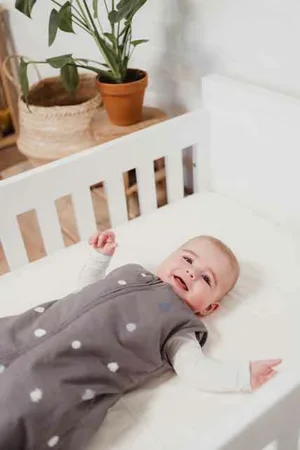 Een heerlijke slaapzak in de kleur grijs uit de collectie van Briljant Baby. Deze slaapzak is gemaakt van katoen en uitermate geschikt voor de warme dagen of in combinatie met een lakentje of deken.