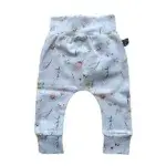 Dit mooie broekje Boho Flower komt uit de collectie van Broekiezz. De tailleband & boordjes van de pijpjes zijn elastisch. Gemaakt van biologisch katoen.