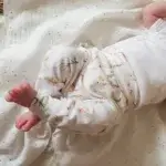 Dit mooie broekje Boho Flower komt uit de collectie van Broekiezz. De tailleband & boordjes van de pijpjes zijn elastisch. Gemaakt van biologisch katoen.