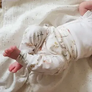 Dit mooie broekje Boho Flower komt uit de collectie van Broekiezz. De tailleband & boordjes van de pijpjes zijn elastisch. Gemaakt van biologisch katoen.