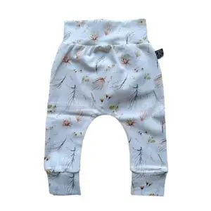 Dit mooie broekje Boho Flower komt uit de collectie van Broekiezz. De tailleband & boordjes van de pijpjes zijn elastisch. Gemaakt van biologisch katoen.