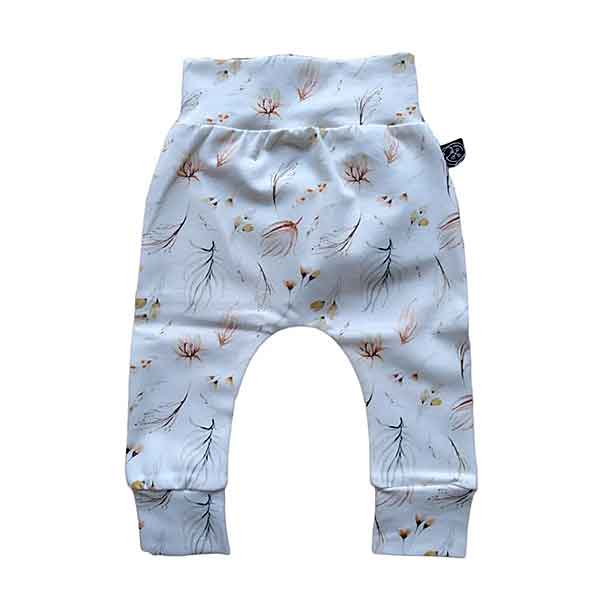 Dit mooie broekje Boho Flower komt uit de collectie van Broekiezz. De tailleband & boordjes van de pijpjes zijn elastisch. Gemaakt van biologisch katoen.
