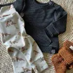 Dit mooie broekje Fox Grey Leaves heeft een leuke vossenprint  met bladeren op een beige achtergrond. Het broekje komt uit de collectie van Broekiezz.