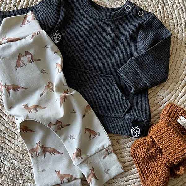 Dit mooie broekje Fox Grey Leaves heeft een leuke vossenprint met bladeren op een beige achtergrond. Het broekje komt uit de collectie van Broekiezz.