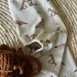 Dit mooie broekje Fox Grey Leaves heeft een leuke vossenprint  met bladeren op een beige achtergrond. Het broekje komt uit de collectie van Broekiezz.